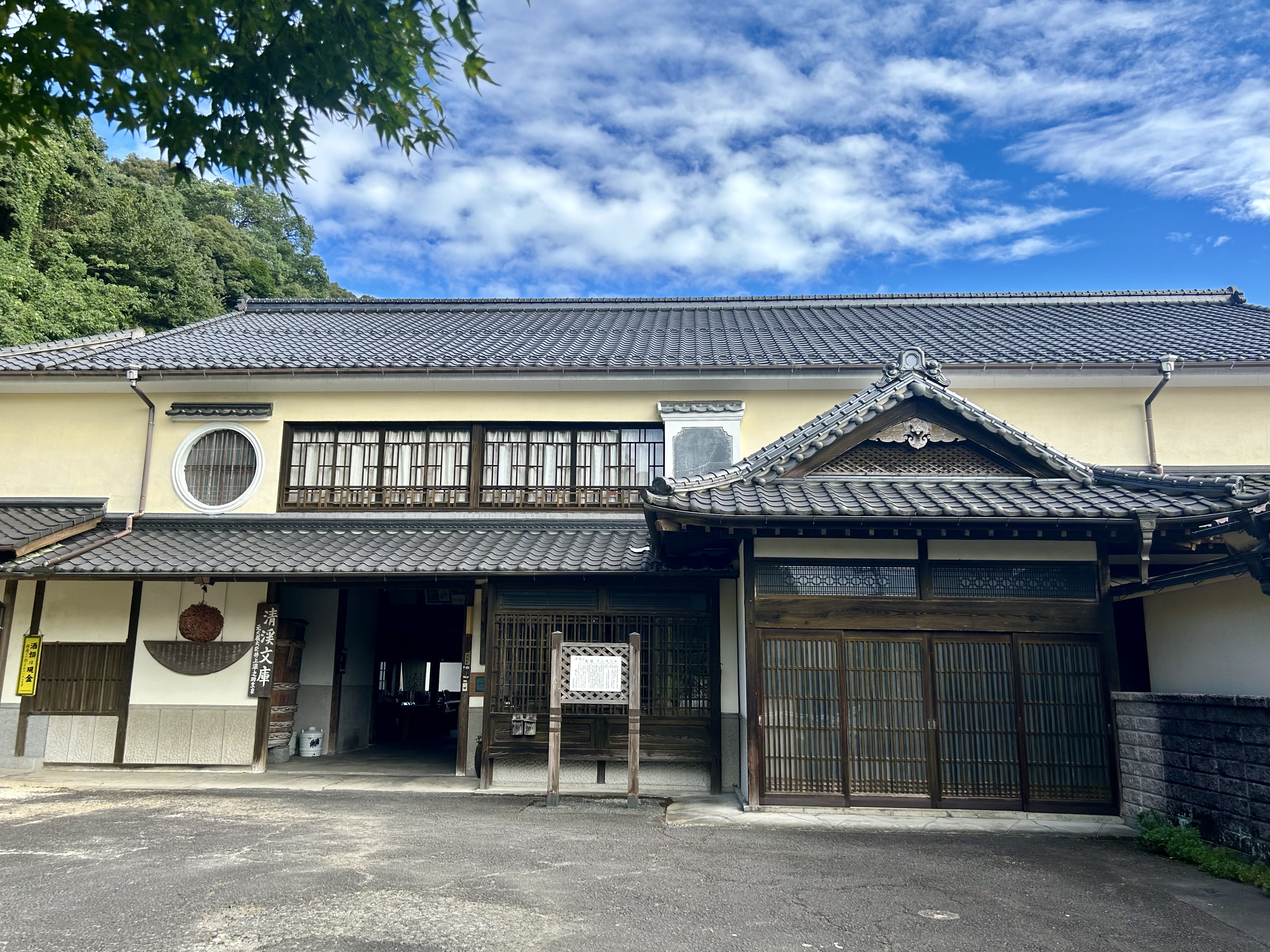 日田市大鶴に建つ井上酒造の歴史ある主屋