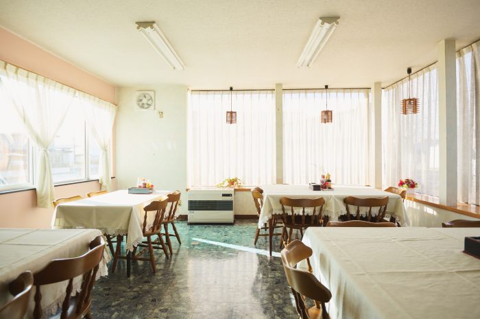 自社施工で設備を刷新した旅館「おぎた」の明るい食堂