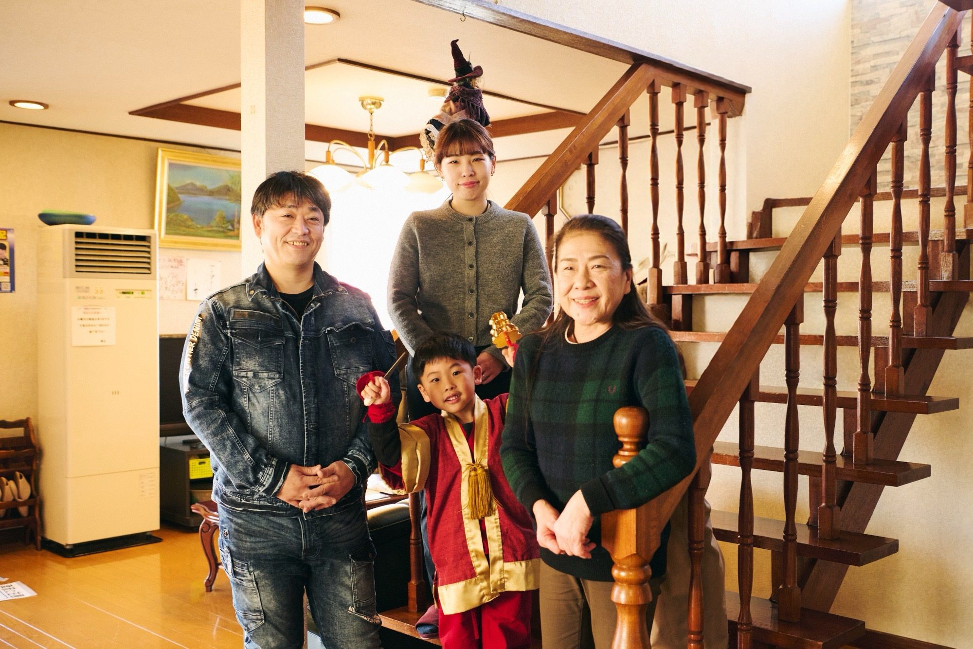 旅館「おぎた」の館内で出迎える金野大輔さんとご家族