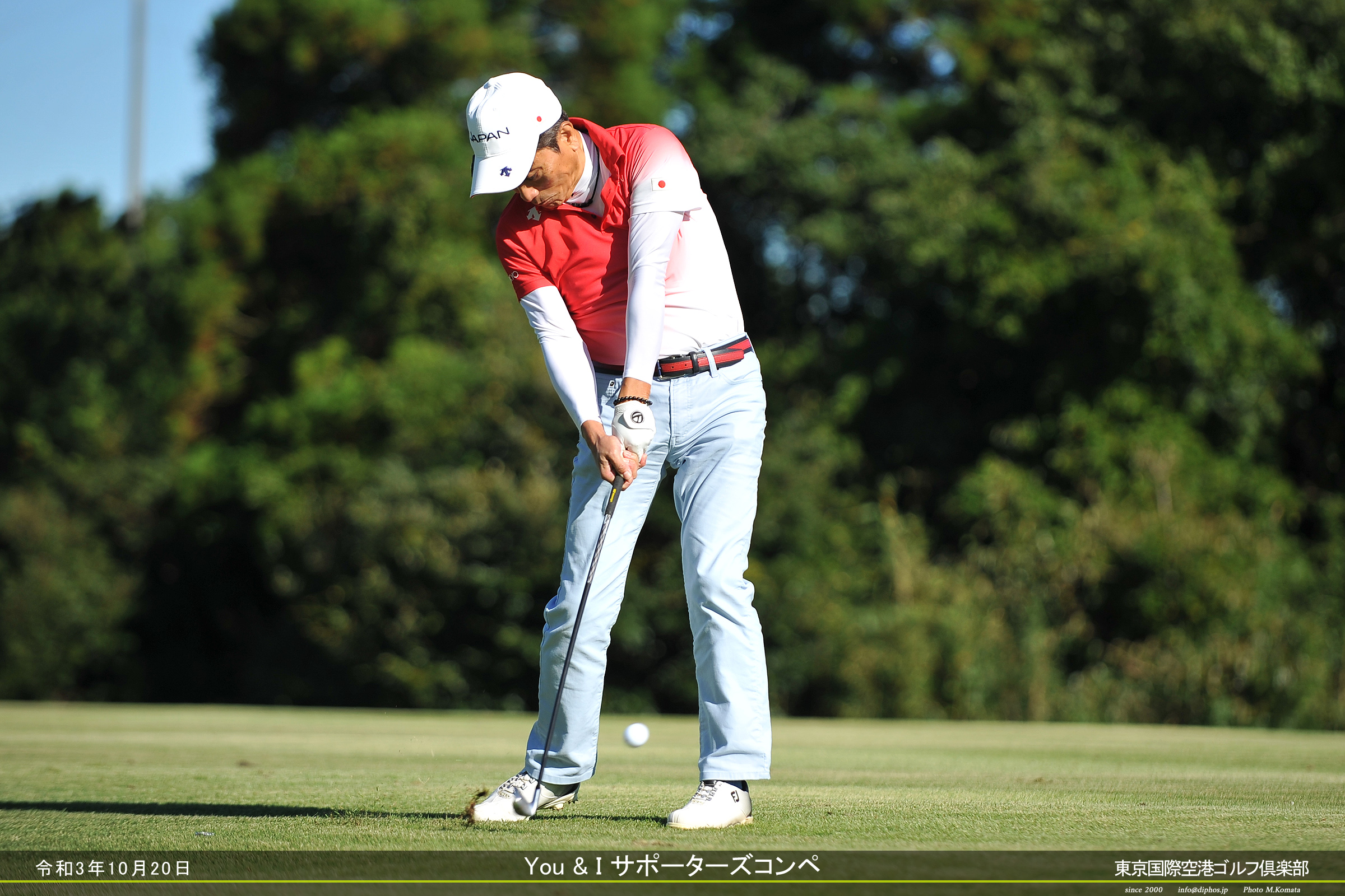 ゴルフ場でショットを放つ安川政壱さん