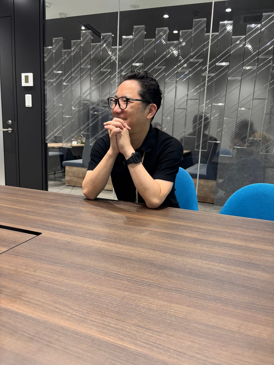 インタビューに答える株式会社アストン代表取締役CEOの上西龍さん