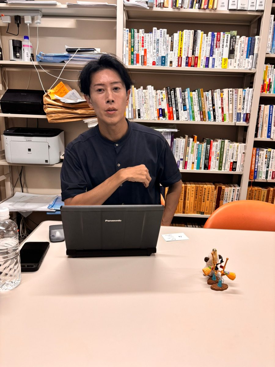 机越しにインタビューに答える近藤大輔教授