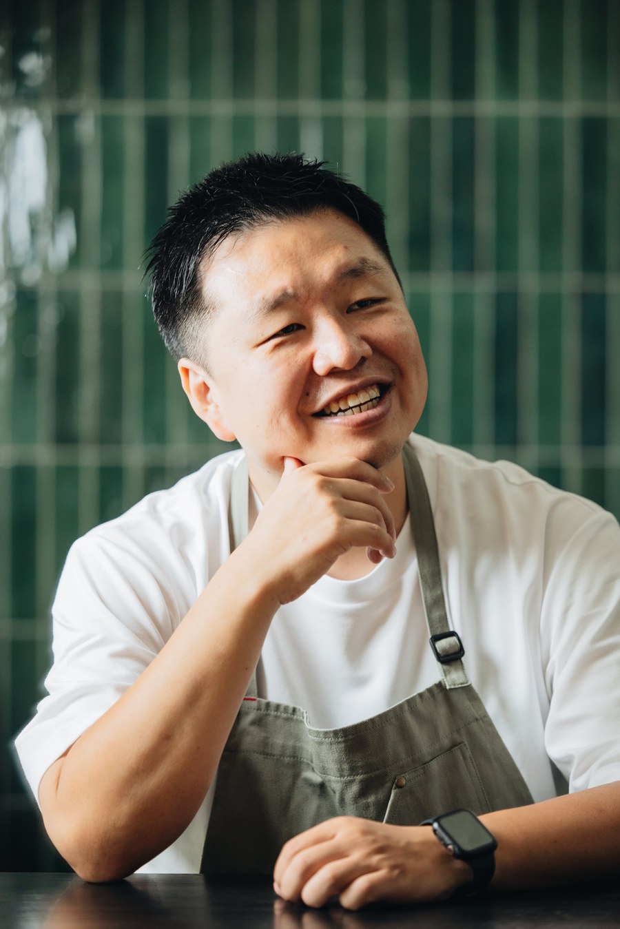 「SAKE CRAFTERS」の店内で取材に応じる岡本優さん