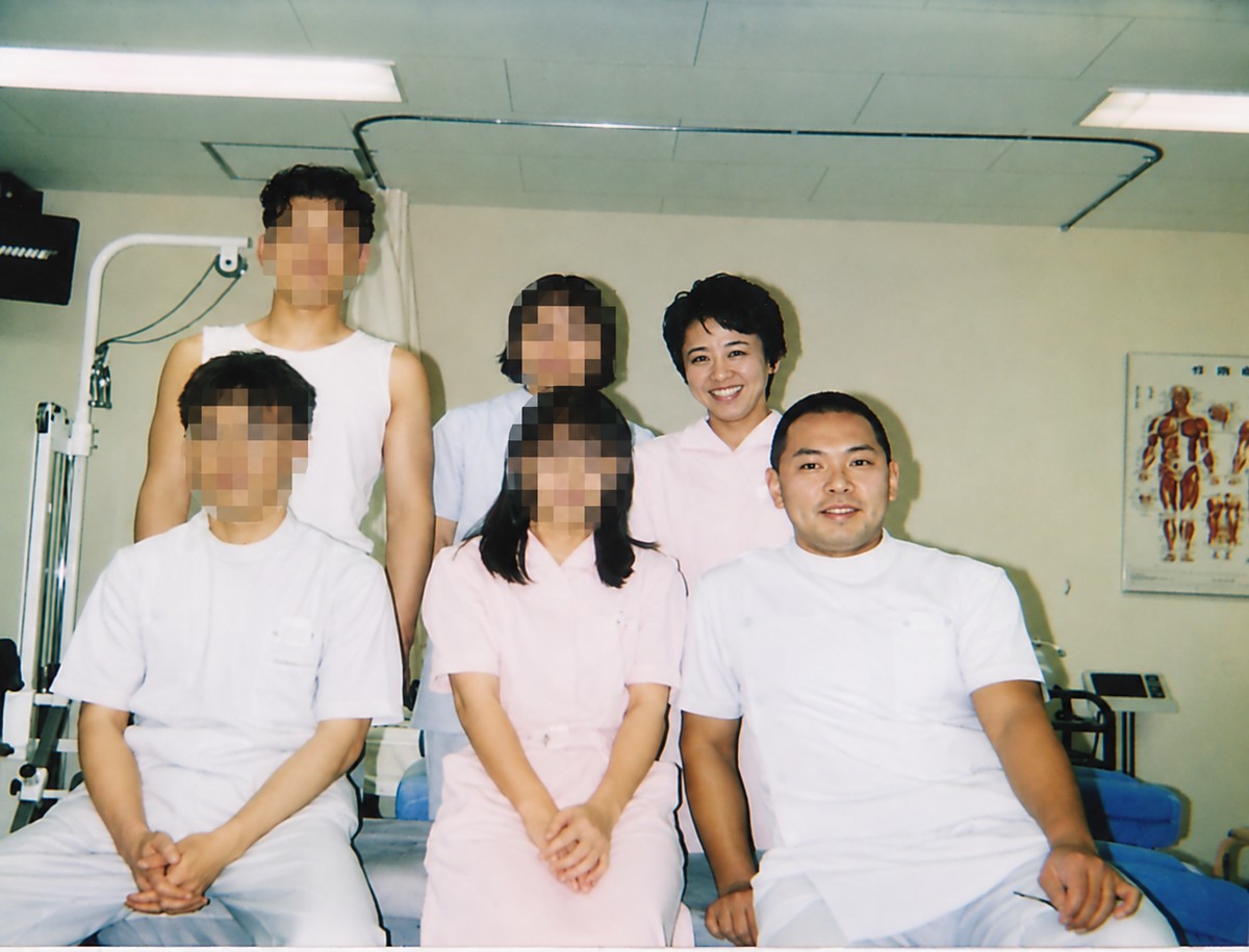 1994年の開業当時に撮影された整骨院のスタッフ写真