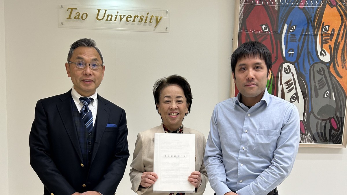 事業承継の手続きを終えた際に撮影された記念写真
